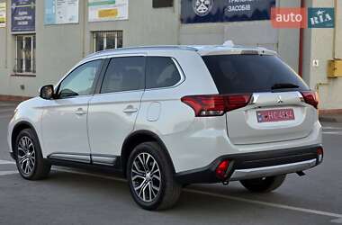 Внедорожник / Кроссовер Mitsubishi Outlander 2016 в 