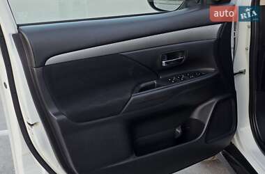 Внедорожник / Кроссовер Mitsubishi Outlander 2016 в 