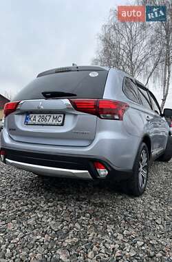 Позашляховик / Кросовер Mitsubishi Outlander 2016 в 