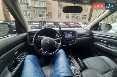 Позашляховик / Кросовер Mitsubishi Outlander 2016 в 