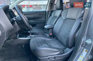 Позашляховик / Кросовер Mitsubishi Outlander 2019 в 