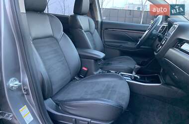 Позашляховик / Кросовер Mitsubishi Outlander 2019 в 