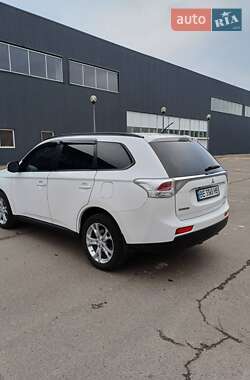 Внедорожник / Кроссовер Mitsubishi Outlander 2013 в 