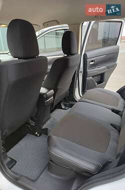 Внедорожник / Кроссовер Mitsubishi Outlander 2013 в 