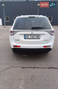Внедорожник / Кроссовер Mitsubishi Outlander 2013 в 