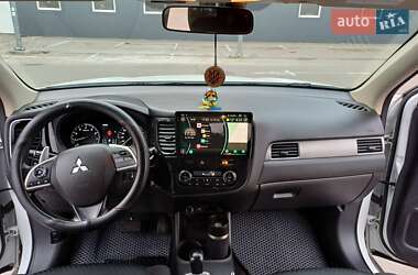 Внедорожник / Кроссовер Mitsubishi Outlander 2013 в 