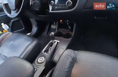 Позашляховик / Кросовер Mitsubishi Outlander 2014 в 