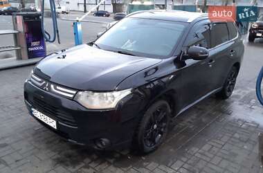 Позашляховик / Кросовер Mitsubishi Outlander 2014 в 