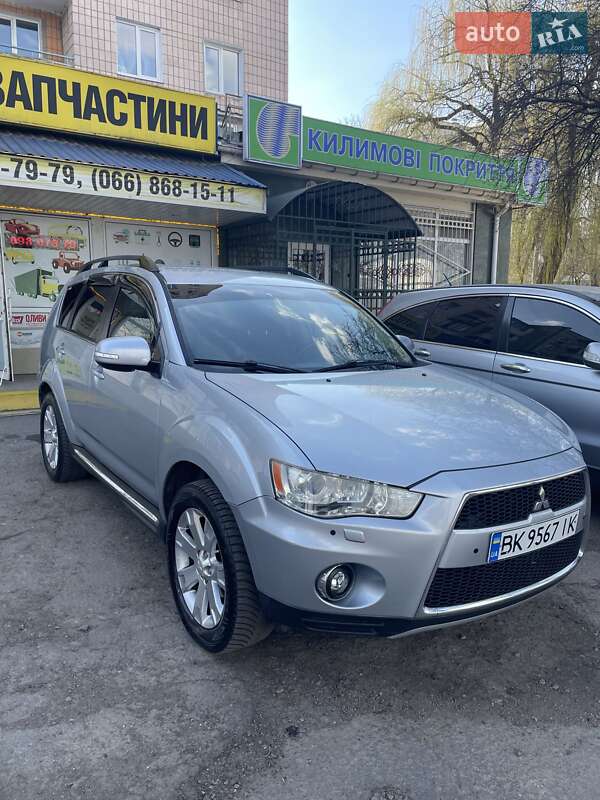 Внедорожник / Кроссовер Mitsubishi Outlander 2011 в 
