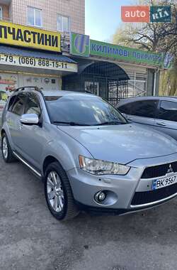 Внедорожник / Кроссовер Mitsubishi Outlander 2011 в 