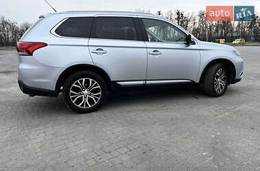 Внедорожник / Кроссовер Mitsubishi Outlander 2016 в 