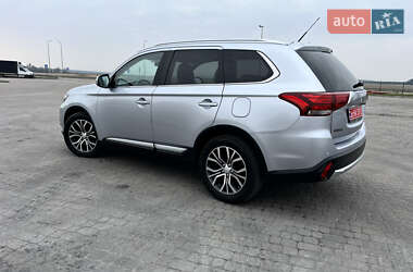Внедорожник / Кроссовер Mitsubishi Outlander 2016 в 