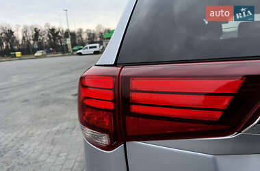 Внедорожник / Кроссовер Mitsubishi Outlander 2016 в 