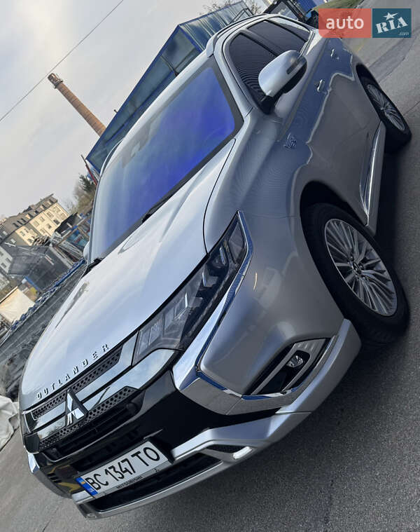 Позашляховик / Кросовер Mitsubishi Outlander 2020 в Львові