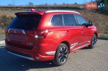 Внедорожник / Кроссовер Mitsubishi Outlander 2017 в 