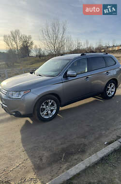 Позашляховик / Кросовер Mitsubishi Outlander 2013 в 