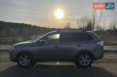 Позашляховик / Кросовер Mitsubishi Outlander 2013 в 