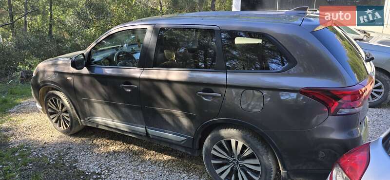 Внедорожник / Кроссовер Mitsubishi Outlander 2019 в 