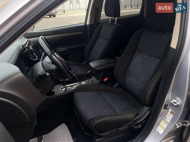 Позашляховик / Кросовер Mitsubishi Outlander 2015 в Києві