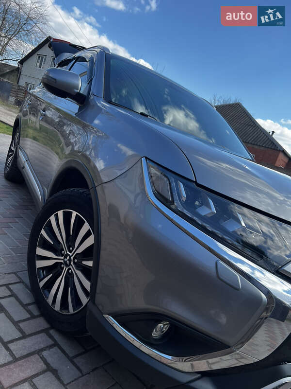 Внедорожник / Кроссовер Mitsubishi Outlander 2019 в 