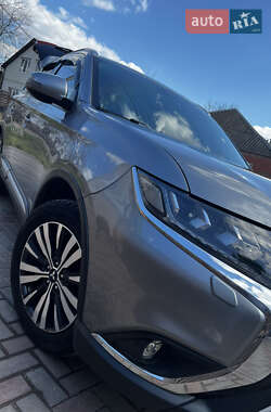 Внедорожник / Кроссовер Mitsubishi Outlander 2019 в 