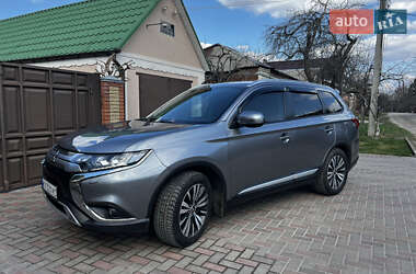 Внедорожник / Кроссовер Mitsubishi Outlander 2019 в 
