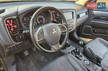 Внедорожник / Кроссовер Mitsubishi Outlander 2012 в 
