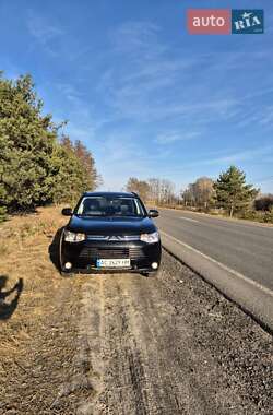 Внедорожник / Кроссовер Mitsubishi Outlander 2012 в 