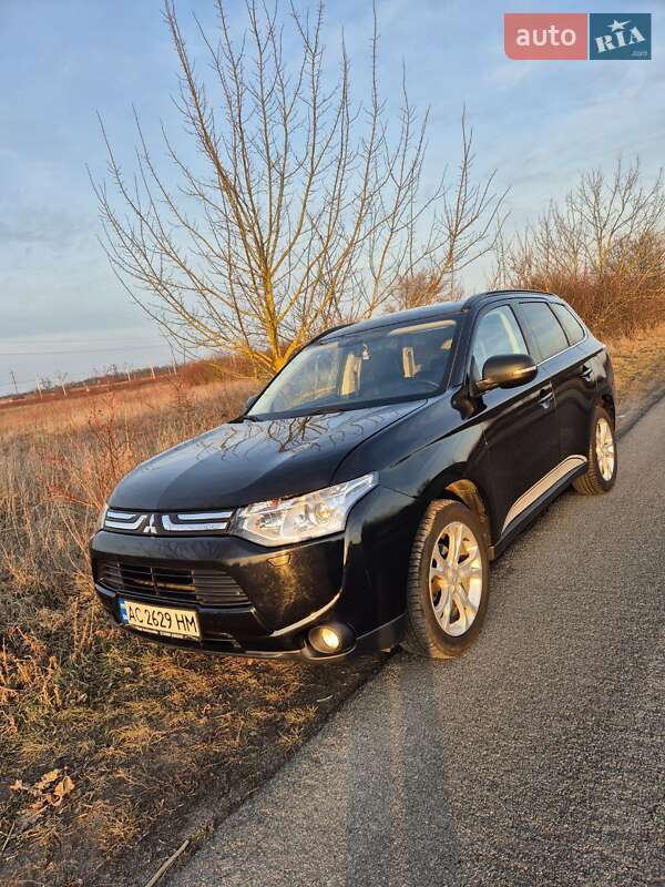 Внедорожник / Кроссовер Mitsubishi Outlander 2012 в 
