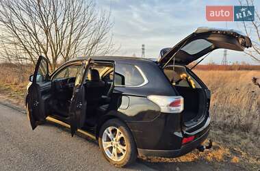 Внедорожник / Кроссовер Mitsubishi Outlander 2012 в 
