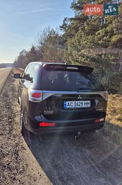 Внедорожник / Кроссовер Mitsubishi Outlander 2012 в 