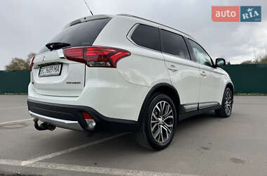 Позашляховик / Кросовер Mitsubishi Outlander 2016 в 