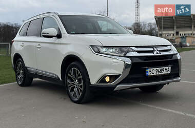 Позашляховик / Кросовер Mitsubishi Outlander 2016 в 