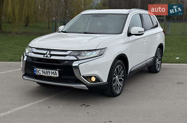 Позашляховик / Кросовер Mitsubishi Outlander 2016 в 
