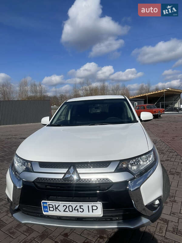 Позашляховик / Кросовер Mitsubishi Outlander 2017 в Рівному