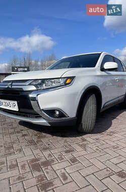 Внедорожник / Кроссовер Mitsubishi Outlander 2017 в 