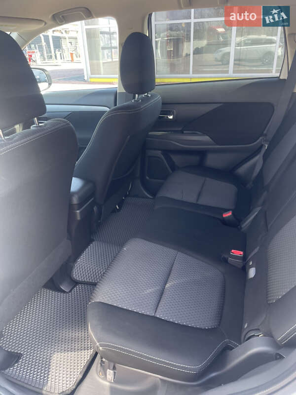 Позашляховик / Кросовер Mitsubishi Outlander 2017 в Рівному