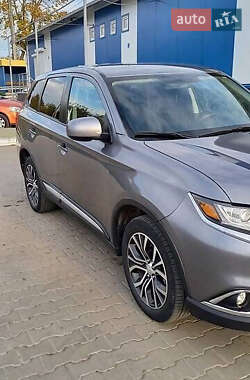 Внедорожник / Кроссовер Mitsubishi Outlander 2017 в 