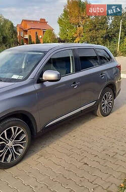 Внедорожник / Кроссовер Mitsubishi Outlander 2017 в 