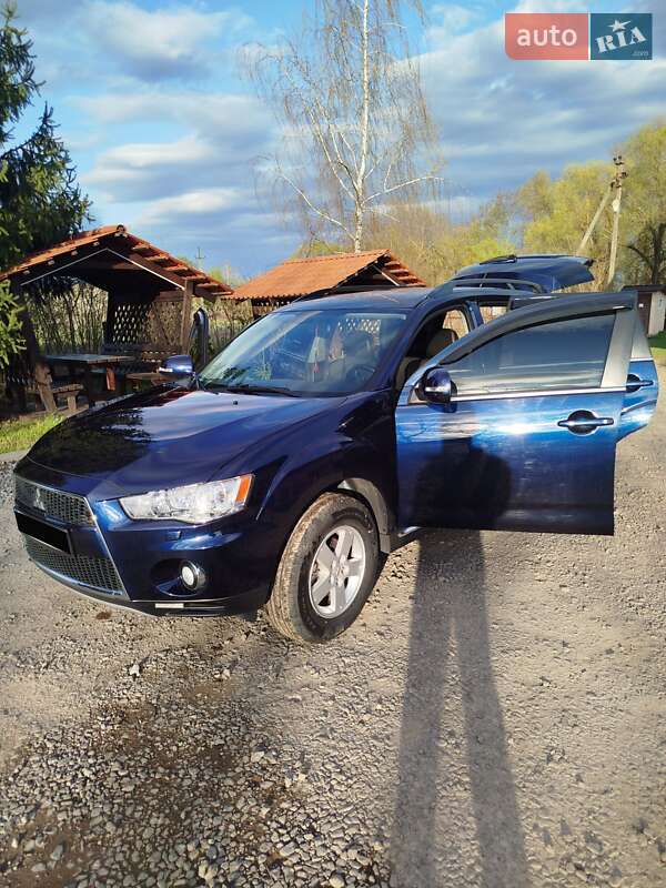 Внедорожник / Кроссовер Mitsubishi Outlander 2011 в 