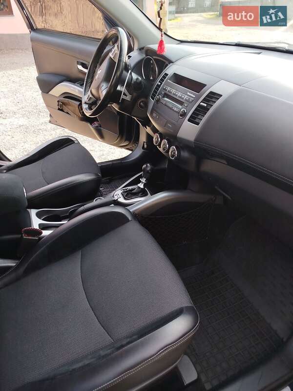 Внедорожник / Кроссовер Mitsubishi Outlander 2011 в Иршаве