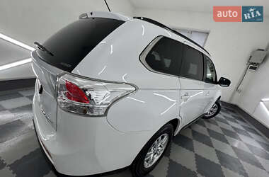 Позашляховик / Кросовер Mitsubishi Outlander 2014 в 