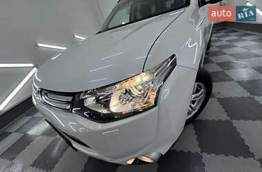 Позашляховик / Кросовер Mitsubishi Outlander 2014 в 