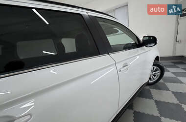 Позашляховик / Кросовер Mitsubishi Outlander 2014 в 