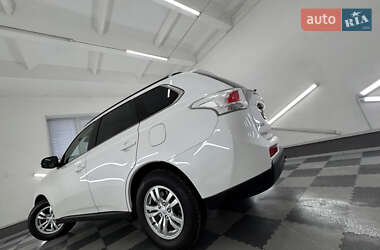 Позашляховик / Кросовер Mitsubishi Outlander 2014 в 