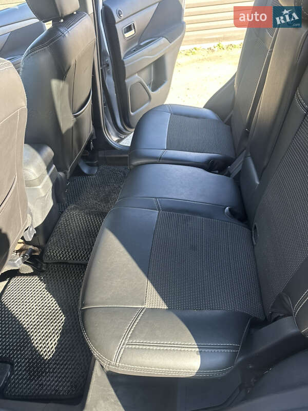 Позашляховик / Кросовер Mitsubishi Outlander 2017 в Києві