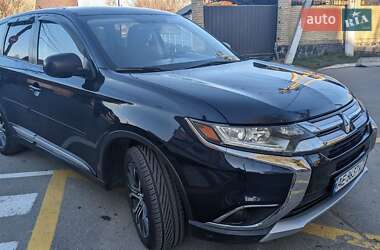 Внедорожник / Кроссовер Mitsubishi Outlander 2016 в 