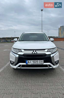 Внедорожник / Кроссовер Mitsubishi Outlander 2017 в 