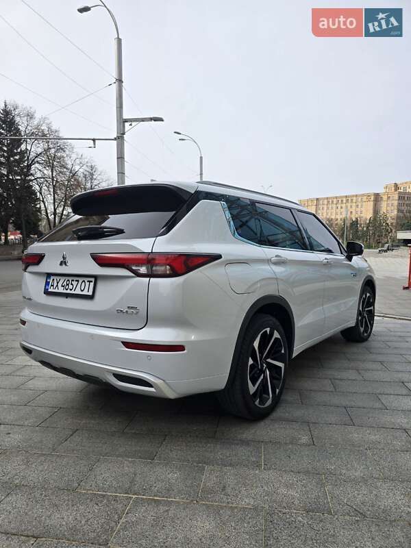 Позашляховик / Кросовер Mitsubishi Outlander 2023 в Харкові