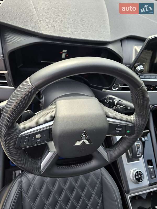 Позашляховик / Кросовер Mitsubishi Outlander 2023 в Харкові